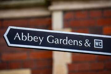 Obraz premium Abbey Gardens Signpost in Bury St. Edmunds, Suffolk