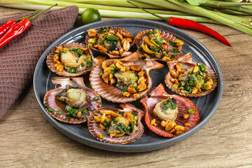 Baked scallops with scalion oil