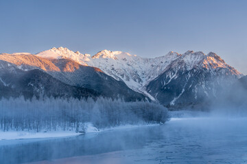 冬の上高地スノーハイク 霧氷の大正池から水面に映る穂高連峰