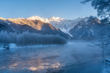 冬の上高地スノーハイク 霧氷の大正池から水面に映る穂高連峰
