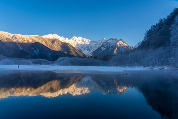 冬の上高地スノーハイク 霧氷の大正池から水面に映る穂高連峰