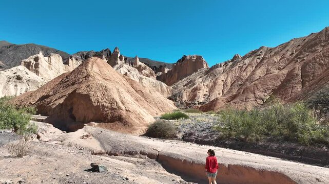 Mujer Dron Castillos de Huichaira, Jujuy, quebrada de Humahuaca