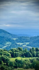 Obraz premium Vertical photo of the view from Mount Palenica to the mountains in Slovakia. Highlights hiking, outdoor activities, and travel in Pieniny National Park, Poland.