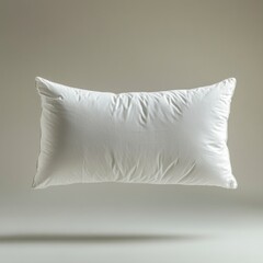 Un coussin rectangulaire blanc de taille king, flottant dans les airs sur un fond. L'éclairage du studio met en valeur sa texture douce et ses contours