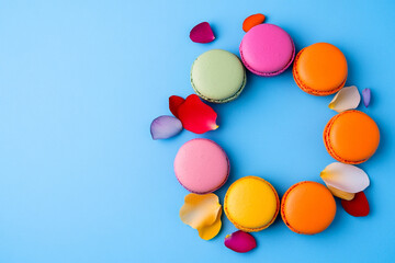 Colorful Macarons Arranged in a Circle - Ideal for Baking Blogs and Event Planners