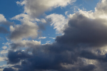 Fototapeta premium Heavy gray clouds create a dramatic landscape on the horizon.