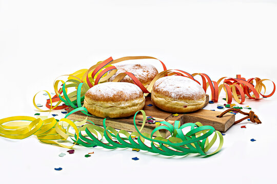 Berliner mit Konfetti und Luftschlangen