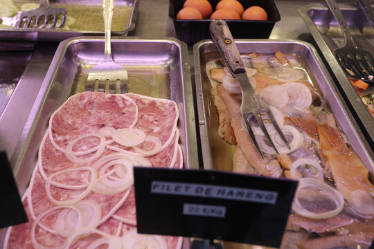 Filets de hareng et museau vinaigrette chez un charcutier