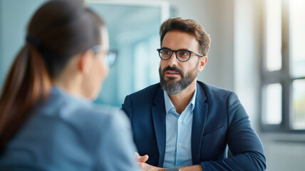 Professional supervisor giving feedback in a modern office. fostering professional and constructive atmosphere. interaction is focused and engaged, highlighting effective communication