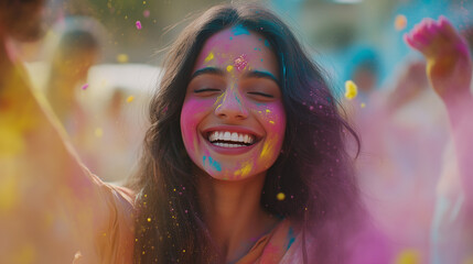 Obraz premium Joyful Indian Woman Celebrating Holi Festival with Vibrant Colors