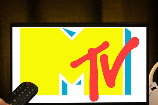 TV tuned to MTV, symbol of music, pop culture and youth entertainment. MTV logo on TV screen, ideal for concepts related to trends and youth. Logo with vibrant and modern design.