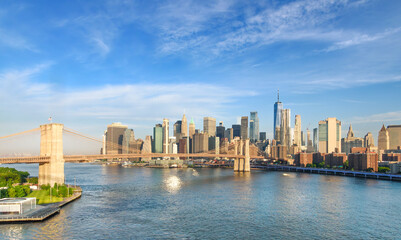 Fototapeta premium The historic Brooklyn Bridge with Manhattan in the background