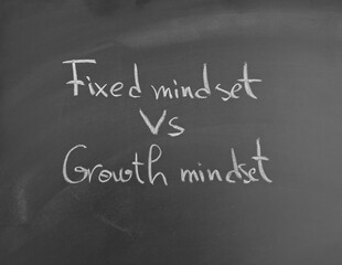 Obraz premium Chalkboard with Handwritten Fixed Mindset Versus Growth Mindset Concepts