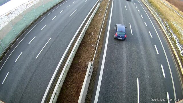 widok z wiaduktu na autostradę oraz przejeżdżające auta