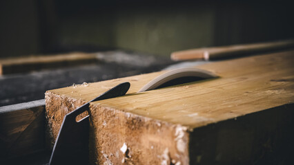 Holz wird an Kreissäge geschnitten