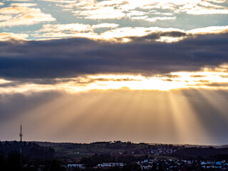 Sonnenstrahlen am Abendhimmel