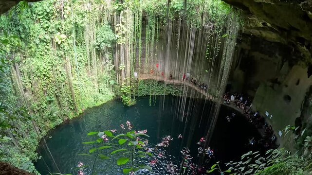 Cenote Ik Kil en Yucatan (Mexico)