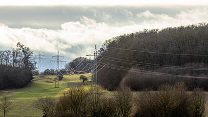 Von der Sonnen beschienene Stromkabel an Strommasten