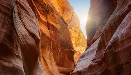 좁은 협곡 틈새로 낮 태양빛이 수직으로 비춰 황금빛 기둥을 형성