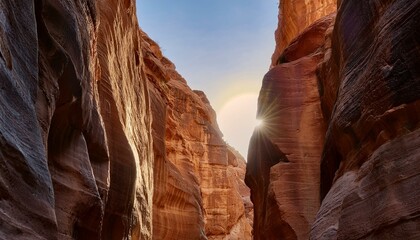 좁은 협곡 틈새로 낮 태양빛이 수직으로 비춰 황금빛 기둥을 형성