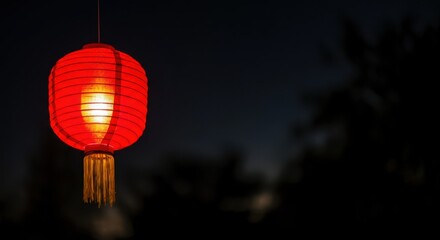Obraz premium Traditional red chinese lantern glowing at night
