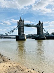 Obraz premium Iconic view of Tower Bridge in London, showcasing its distinctive bascule design, Victorian architecture, and vibrant city backdrop. A symbol of London's engineering, history, and architectural style.