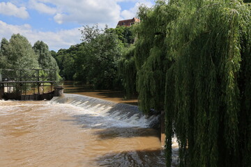 Obraz premium Blick auf den Fluss Murr im Zentrum der Stadt Backnang in Baden-Württemberg