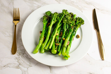 Top view of a plate with broccolini © 26max