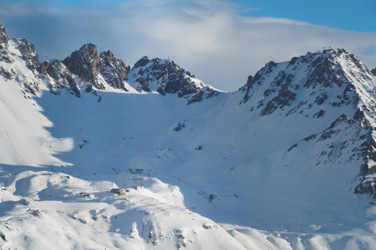  Snow-covered Ulmer H&uuml;tte in Valfagehrkar, Ski Arlberg, Austria, with Schindlerspitze and Valluga in the background.
