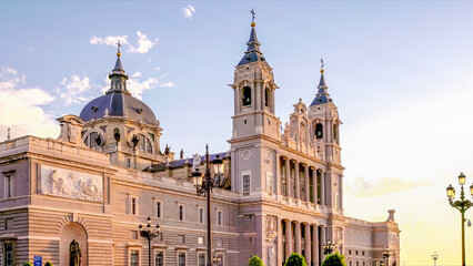 Obraz premium sunset shot of the exterior of almudena cathedral