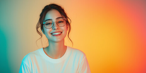 smile, portrait of a woman in his 25s wearing a white t-shirt with a gradient background, with glasses