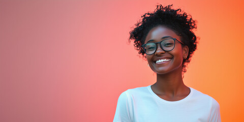 smile, portrait of a woman in his 25s wearing a white t-shirt with a gradient background, with glasses