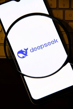 DeepSeek - Empresa chinesa de intelig&ecirc;ncia artificial (IA) e uma fam&iacute;lia de modelo de linguagem de grande escala em c&oacute;digo aberto sediada em Hangzhou.