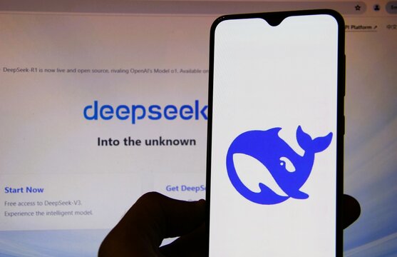 DeepSeek - Empresa chinesa de intelig&ecirc;ncia artificial (IA) e uma fam&iacute;lia de modelo de linguagem de grande escala em c&oacute;digo aberto sediada em Hangzhou.