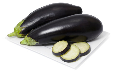 Świeży bakłażan na białym talerzu © Jolaya