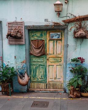 Puesta verde vieja de una casa decorada con muchos enseres.