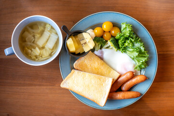 おいしそうなパンとスープ