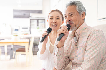 シニアカップル　カラオケ