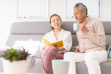 本を読むシニアカップル