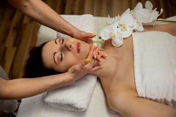 Obraz na płótnie Canvas Experience a Luxurious Relaxing Spa Treatment Featuring a Soothing Massage and Beautiful Flowers