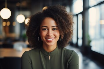 Obraz premium Portrait of a smiling young African American businesswoman in modern office