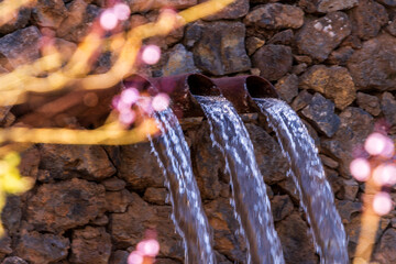 Cascada de agua en un parque público en Tenerife.