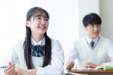 授業を受ける高校生