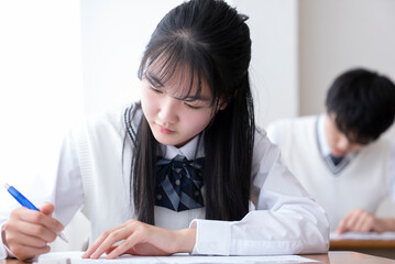 テスト中の高校生