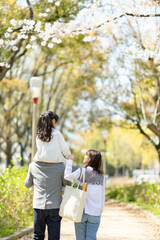 Naklejka premium 公園を散歩する家族