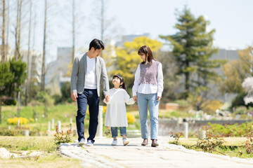 Fototapeta premium 公園を散歩する家族