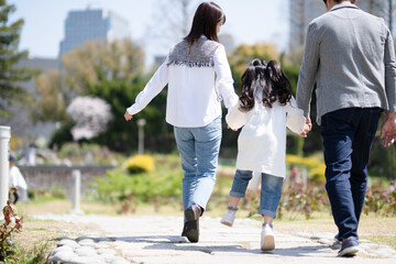 Fototapeta premium 公園を散歩する家族