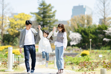 Fototapeta premium 公園を散歩する家族