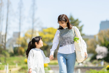 Fototapeta premium 買い物帰りの親子