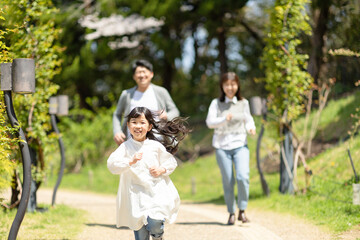 公園を走る子供